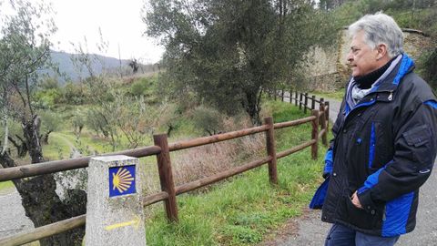 Julio Álvarez supervisa la señalización del Camino de Invierno en el municipio, en una imagen reciente