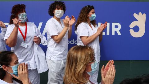 Los sanitarios aplaudiendo en la clausura de Ifema