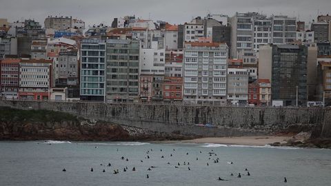 Surfistas en el Orzán en A Coruña