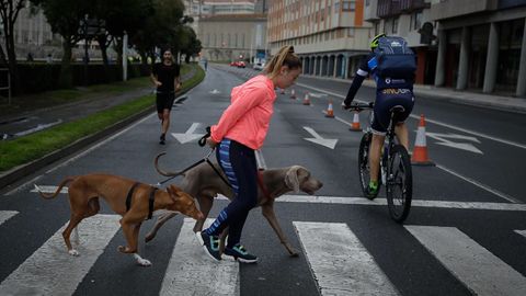 Deportistas y paseantes en el Paseo Maritimo de A Coruña 