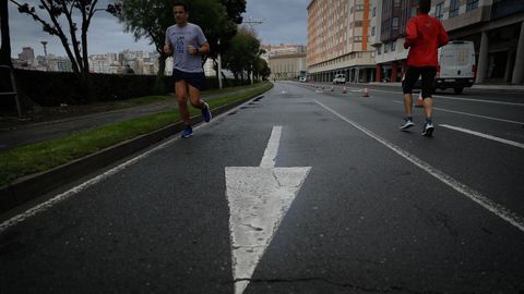 El Paseo Marítimo de A Coruña ha ganado carriles al tráfico para aumentar la distancia social entre deportistas y viandantes