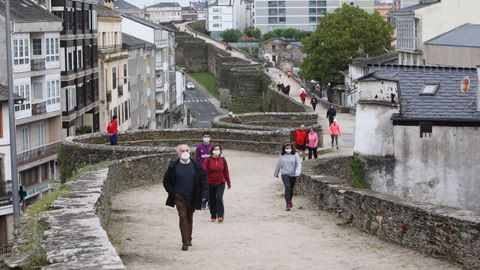 Paseos y carreras esta mañana por la Muralla de Lugo