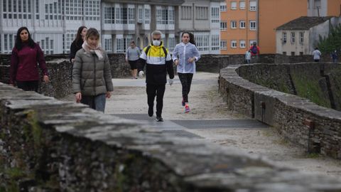 Paseos y carreras esta mañana por la Muralla de Lugo
