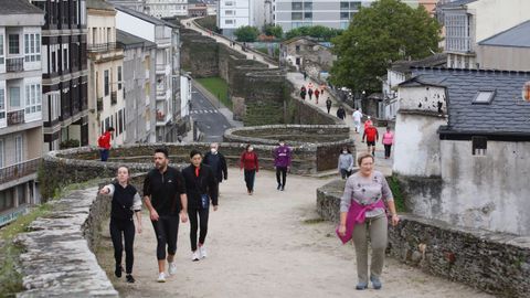 Paseos y carreras esta mañana por la Muralla de Lugo