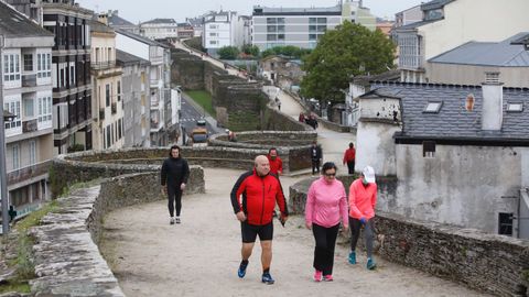 Paseos y carreras esta mañana por la Muralla de Lugo