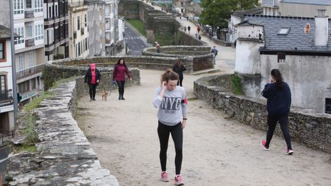 Paseos y carreras esta mañana por la Muralla de Lugo