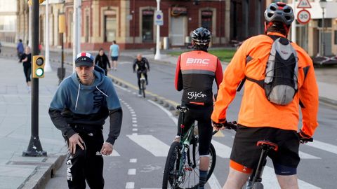 Ciclistas en el Muro de Gijn