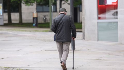 Personas mayores paseando