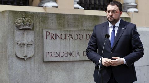 El presidente del Principado, Adrián Barbón, en una comparecencia ante la sede de Presidencia, en Oviedo 
