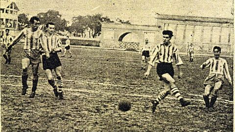 Luis Suárez, con la camiseta del Deportivo, disparando a portería ante el Athletic en 1954 en el estadio de Riazor.