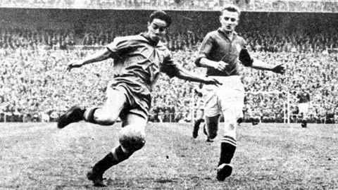 Suárez en un partido con la selección frente a Suiza en el Bernabéu en 1957.