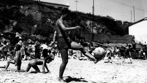 Un jovencísimo Luis Suárez juega con un balón en la playa de San Amaro.