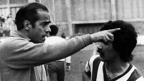 Luis Suárez como entrenador del Deportivo a finales de los 70 dando órdenes a Pancho García.