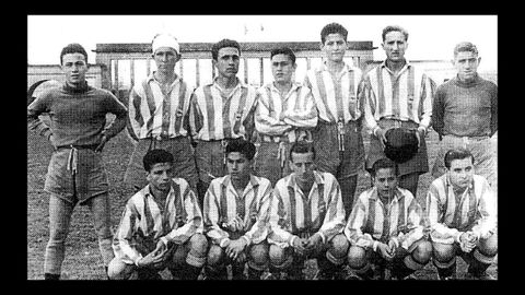 Equipo juvenil del Deportivo de 1950. Luis Suárez es el segundo empezando por la derecha, agachado.