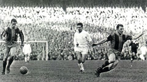 Luis Suárez con la elástica blaugrana en un clásico en el Bernabéu. El otro jugador culé es Kubala.