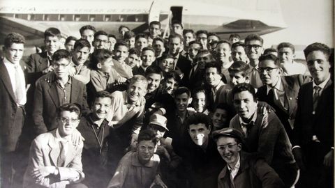 Aficionados congregados en el aeropuerto de Alvedro para recibir a Luis Suárez tras su paso triunfal por Italia.