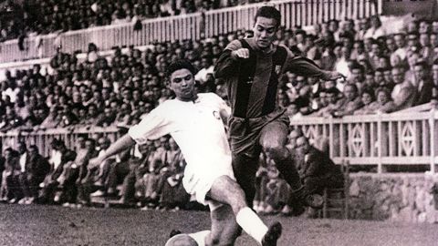 Luis Suárez en un partido ante el Valencia en el antiguo campo de Las Corts.