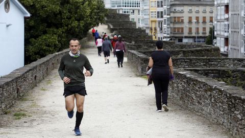 Corredores por la Muralla en el primer día de ejercicio al aire libre tras el confinamiento