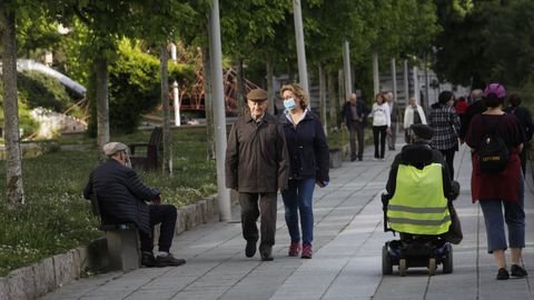 Gente paseando por la tarde en el centro de Ourense