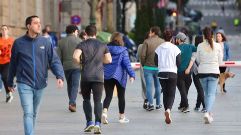 Gente paseando en el centro de Vigo