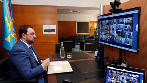 El presidente del Principado de Asturias, Adrin Barbn, participa por videoconferencia en la reunin que mantiene el presidente del Gobierno de Espaa, Pedro Snchez, con los presidentes autonmicos