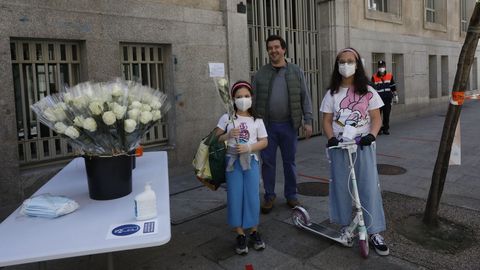 Día de la Madre.El Concello de Ourense regaló rosas blancas a las madres