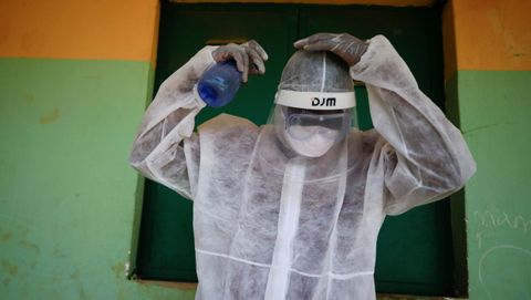 Un trabajador sanitario, en Abuja, Nigeria