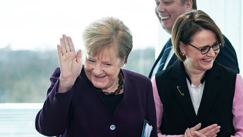 La reacción de Merkel después de que su ministro del Interior le declinara un apretón de manos por el coronavirus.