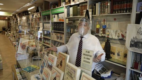 Manuel Arenas, de la librería Arenas, empezó a despachar títulos que le pidieron por teléfono