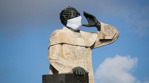 El monumento a Fray Antonio de Montesino, en Santo Domingo, cubierto con una mascarilla
