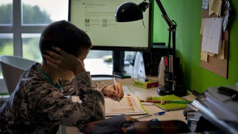 Un alumno haciendo deberes en su casa durante el confinamiento