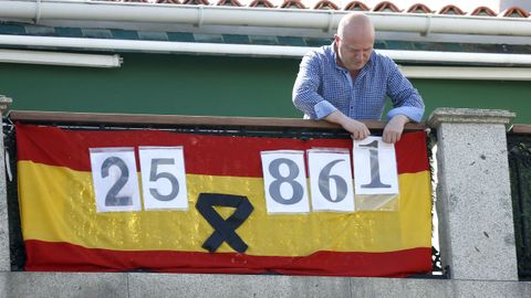 Manuel Durán actualiza diariamente el marcador con el que quiere homenajear a las víctimas del virus en España