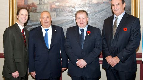 Jove, segundo por la izquierda, junto a Peter Kelly, alcalde de Halifax; Darrell E. Dexter, primer ministro de Nueva Escocia; y Mike Magnus, presidente de Shear Wind, el día que se anunció la entrada de Inveravante en Halifax (Canadá)
