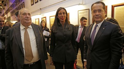 Jove, junto a su hija Felipa y el presidente de Abanca, Juan Carlos Escotet