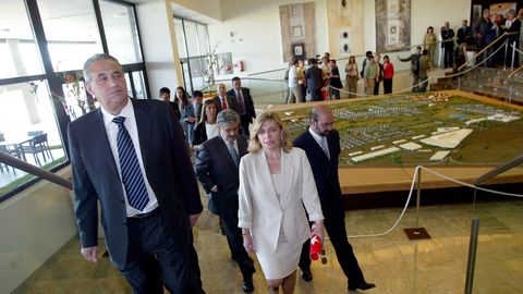 Jove, acompañado de la consejera de Hacienda de la Comunidad de Madrid, Engracia Hidalgo, durante la inauguración del complejo Ciudad Jardín de ocio, turismo y juego, ubicado en Aranjuez