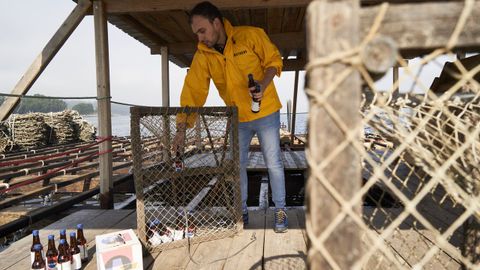 La tercera fermentación de la bebida se realiza a diez metros bajo el mar. Las botellas permanecen amarradas durante dos meses a una infraestructura de cría de mejillón en la ría de Aldán.