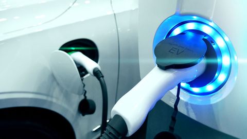Un punto de recarga para coche eléctrico