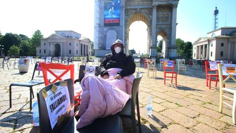 El dueño de un local de hostelería italiano protesta por las restricciones impuestas por el covid-19 y reclama más ayudas