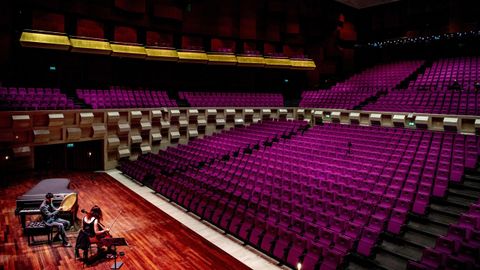 Los músicos Farid Sheek y Maya Fridman ensayan en una sala de conciertos vacía en Rotterdam