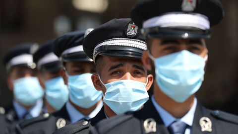 Los cadetes de la policía palestina, durante su acto de graduación, con mascarillas
