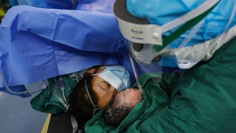 Una mujer que acaba de someterse a una cesárea, en un hospital de Wuhan