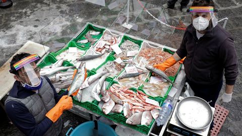 Los vendedores de un mercado de Catania usan pantallas protectoras