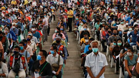 Ciudadanos hacen cola para recibir ayuda económica en Tailandia