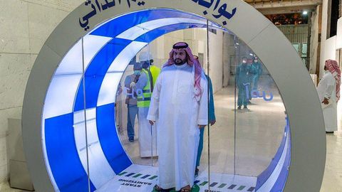 Un hombre saudí entra en una nueva puerta de autoesterilización en la Gran Mezquita de La Meca