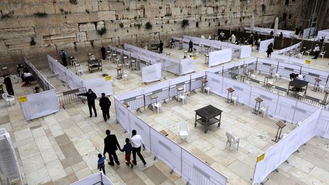 En el Muro de las Lamentaciones se han habilitado compartimentos separados para la oración