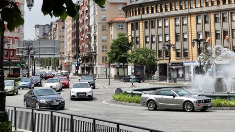 Aspecto que presenta el tráfico de coches en una calle de Oviedo.