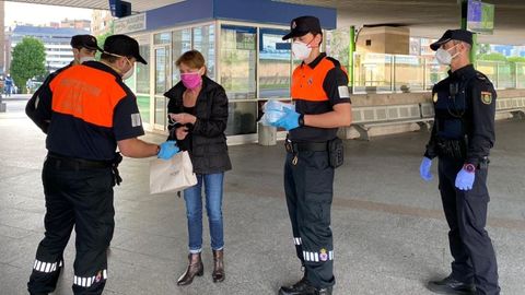 Reparto de mascarillas en la estación de autobuses de Oviedo.