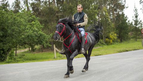 Adrián Martínez, a lomos de su caballo Macareno, de pura raza gallega