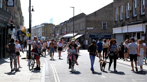 La gente pasea y va en bicicleta por Broadway Market, en Londres