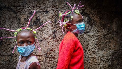 En Nairobi, Kenia, dos nias lucen sus trenzas imitando al coronavirus para concienciar de la pandemia